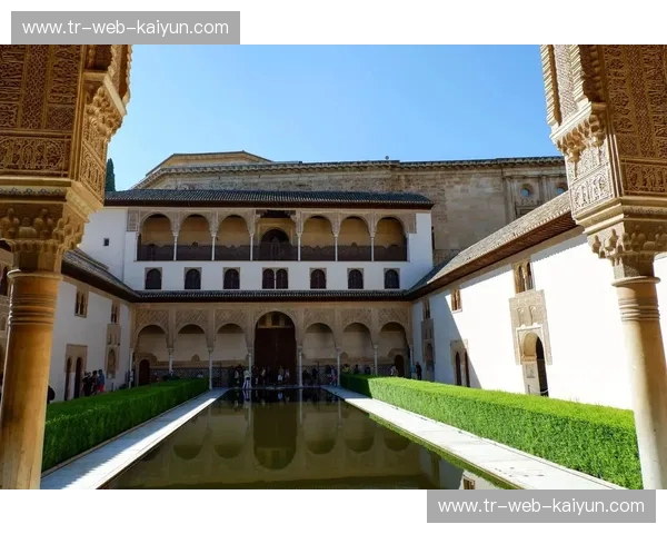 当安达卢西亚的骄阳遇上格拉纳达的月光：塞维利亚与格拉纳达的足球史诗